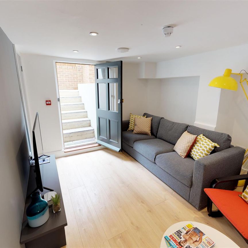 House - Terraced For Rent Hampshire Terrace, Portsmouth - Photo 1