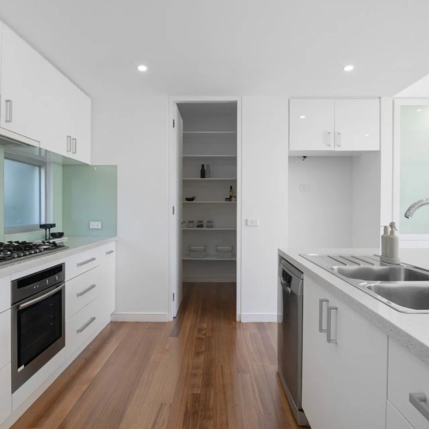 1/6 Russell Court, Mentone. - Photo 1