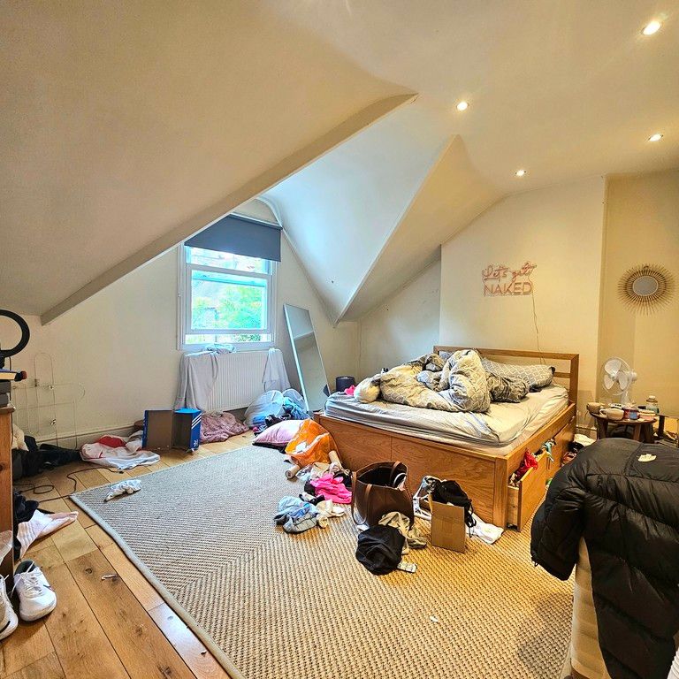 4 Bedroom Semi-Detached House, Dents Road, London - Photo 1