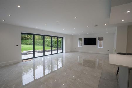 5 bedroom detached house to rent - Photo 3