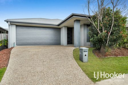 Great Location - Two Living Zones - Freshly Painted & New Carpets - Photo 4