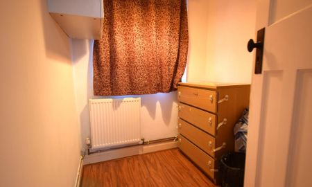 4 bedroom semi-detached house to rent - Photo 3