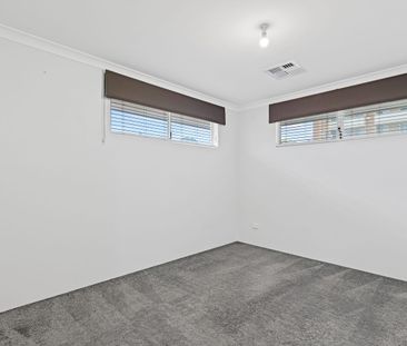 Modern townhouse near it all! - Photo 2