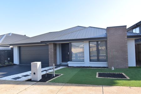 Modern Family Home in Excellent Location! - Photo 2