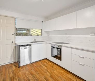 Spacious 1 Bedroom Unit, Light, Refurbished, Small Friendly Complex... - Photo 2