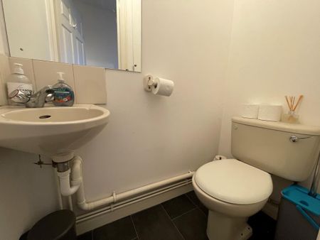 2 bedroom end of terrace house to rent - Photo 3