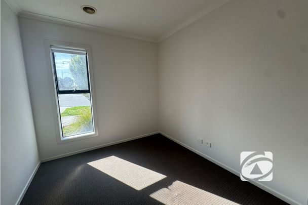 MODERN 3 BEDROOM HOME WITH PRIME LOCATION! - Photo 1