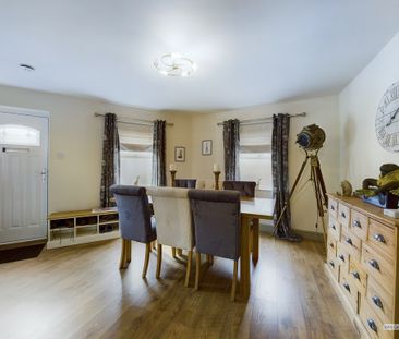 2 bedroom mid terrace to let - Photo 4