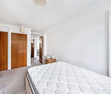 One bedroom apartment with a spacious living room, and a modern en ... - Photo 3
