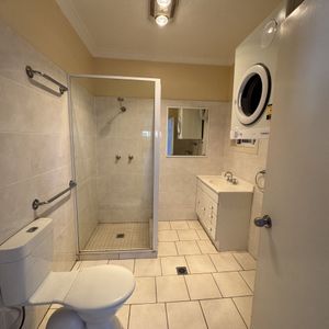 One bedroom unit in the heart of town - Photo 2