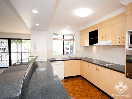 HIGHLY SOUGHT AFTER - RARELY ON THE MARKET - ENORMOUS 3 BEDS NEWLY REFURBISHED - Photo 4