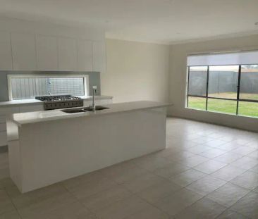 “Spacious Living!” - Photo 3