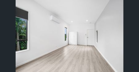 Brand new residence with flexible living options - Photo 4