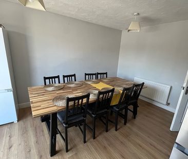 4 Bed Terraced House, Primrose Close, LU3 - Photo 2