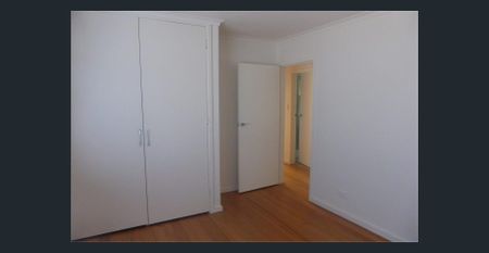 Renovated Villa Opposite Blackburn Lake - Photo 2