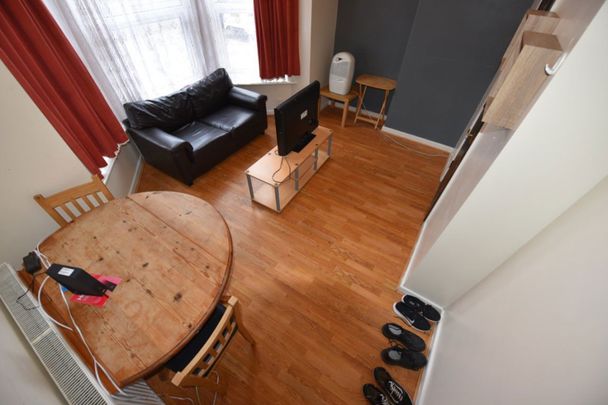 2 bedroom Flat in Flat A, Leeds - Photo 1