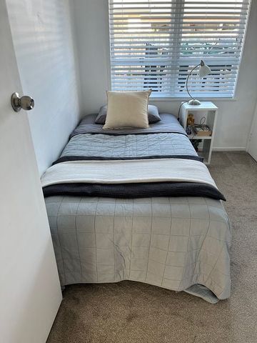 Sunny 2 bedroom unit in fabulous location - Photo 3