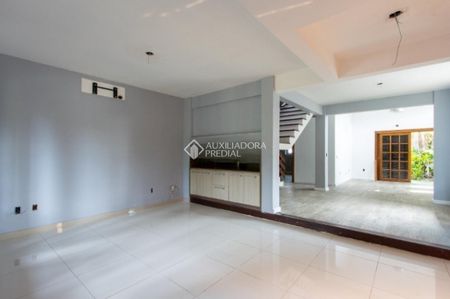 Casa com 4 quartos e 286m² para alugar em Tristeza, Porto Alegre. - Foto 2