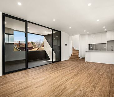 Stylish and Modern Three-Bedroom, Three-Bathroom Home in Prime Foot... - Photo 4