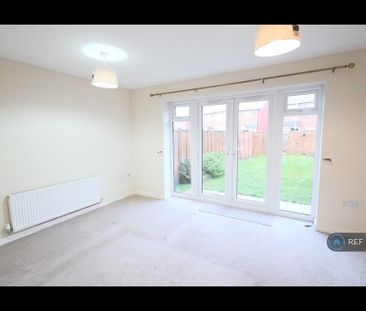 3 bedroom semi-detached house to rent - Photo 2