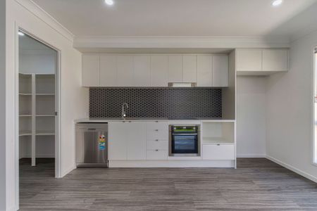 Modern 3-Bedroom Duplex in Stoneleigh Reserve - Photo 2