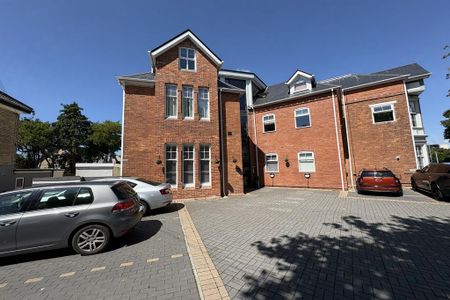 3 bedroom flat to rent - Photo 5