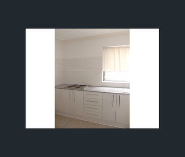 Excellent Condition Unit In Convenient Location ! - Photo 2