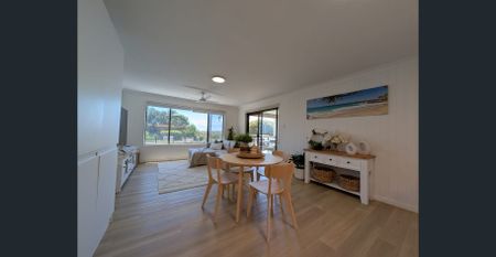 Fully renovated Furnished Beachfront Apartment 3months to 30 week lease available - Photo 2