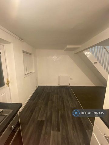 2 bedroom semi-detached house to rent - Photo 3