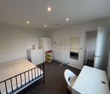 1 bedroom in a house share to rent - Photo 2