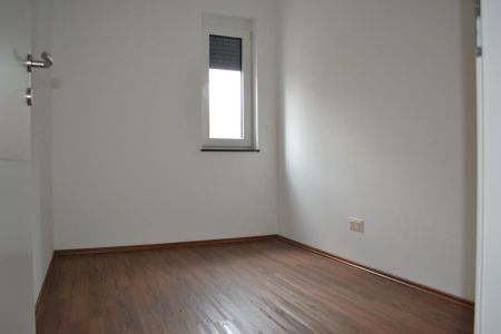 ATEMBERAUBENDER GARTEN - ZENTRAL BEGEHBARE ZIMMER - KÜCHE - AB SOFORT VERFÜGBAR! - Foto 5