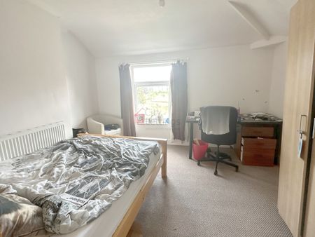 4 Bedroom Mid Terraced House - Photo 5