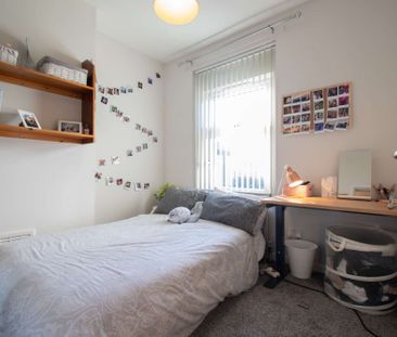 Modern kitchen and large living area - Photo 6