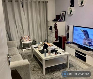 1 bedroom in a flat share to rent - Photo 2