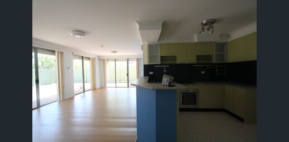 Oversized 2-Bedroom Apartment with Large Entertaining Courtyard - Photo 2