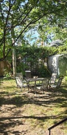 3 bedroom private backyard pet friendly - Photo 1