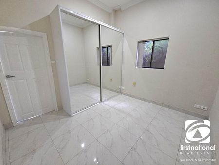 One Bedroom Flat with Large Yard and Water Glimpse - Photo 2