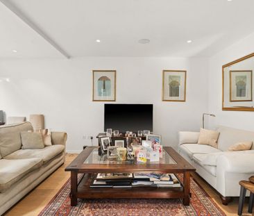 Contemporary family living in a private South Kensington mews. - Photo 1