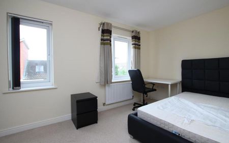 ***STUDENT PROPERTY*** £675 PER PERSON PER MONTH BILLS INCLUDED 2026 - 2027. An immaculate six bedroom, two bathroom student house. Call now to secure this property for August 2026 - Photo 2