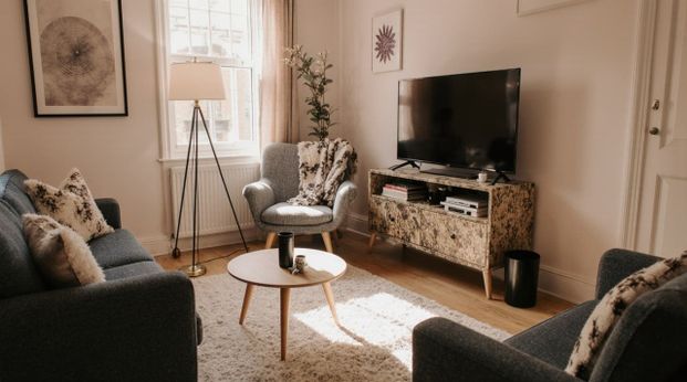 1 Bed Flat, Evelyn Gardens, SW7 - Photo 1