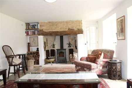 A beautiful, Cotswold stone, three bedroom cottage in the heart of this popular village. - Photo 2