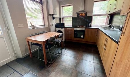 Spacious 6 bedroom House with 2 bathrooms - Photo 3