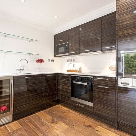 A superbly refurbished one bedroom one-bathroom apartment located on the lower ground floor within a stunning Grade II listed building with access to beautiful communal gardens. - Photo 1