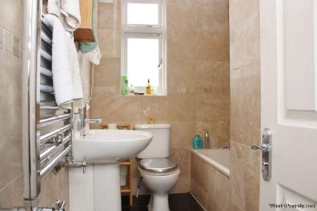 2 bedroom property to rent in London - Photo 2