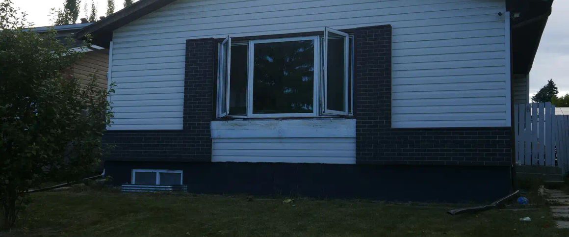 FULLY RENOVATED SPACIOUS 3 BED / 1 BATH / 1 GARAGE STALL BEAUTIFUL NEIBOURHOOD — 3 Bedrooms Main Floor - Photo 1
