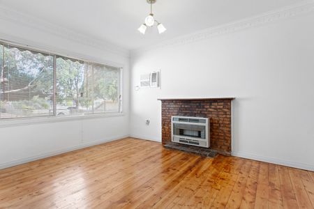 LOVELY THREE BEDROOM HOME - Photo 5