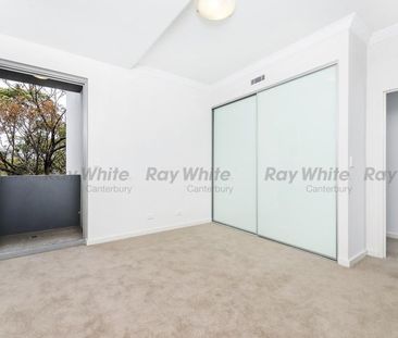 Bright & Airy 2 Bedroom Apartment ! - Photo 3