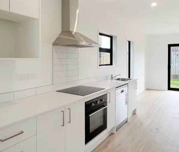 Modern 3 bedrooms townhouse in Te Atatu South - Photo 1