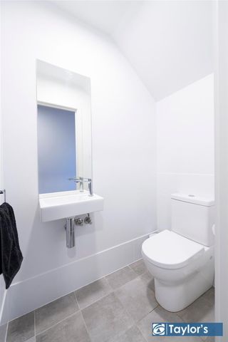 STUNNING TOWNHOUSE IN SUPERB LOCATION! - Photo 4