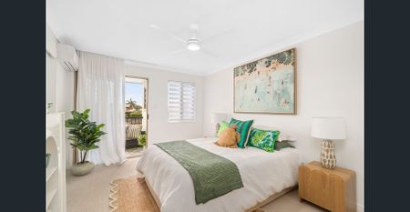 SPARKLING COASTAL TOWNHOUSE WITH CHÍC RENOVATED INTERIOR CONTACT JULIE SYKES 0438 050 110 - Photo 5